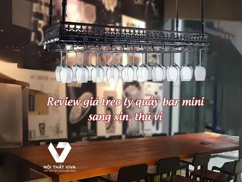 Giá treo ly được đặt ở quầy bar mini, trang trí đẹp mắt.